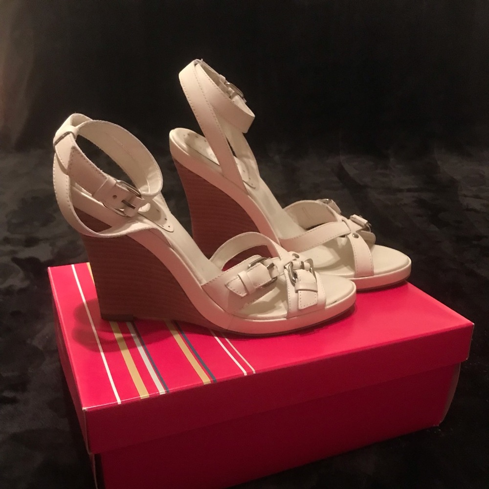 BCBGirls cream leather wedges in EUC